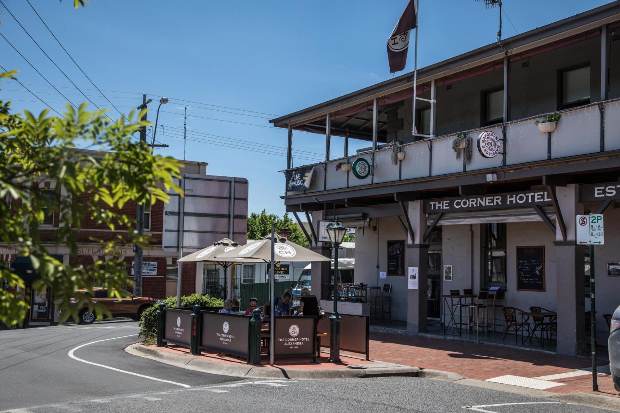 The Corner Hotel Alexandra Exterior photo