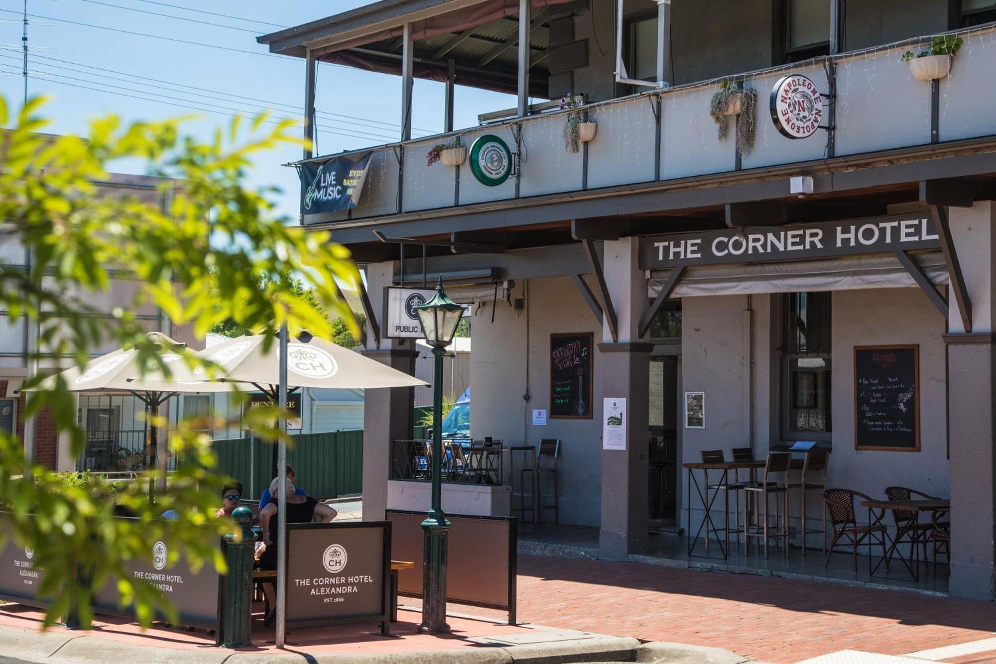 The Corner Hotel Alexandra Exterior photo